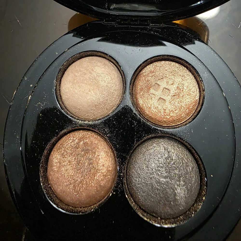 MAC A Glimmer Of Gold Eyeshadow - Picture 2 of 4